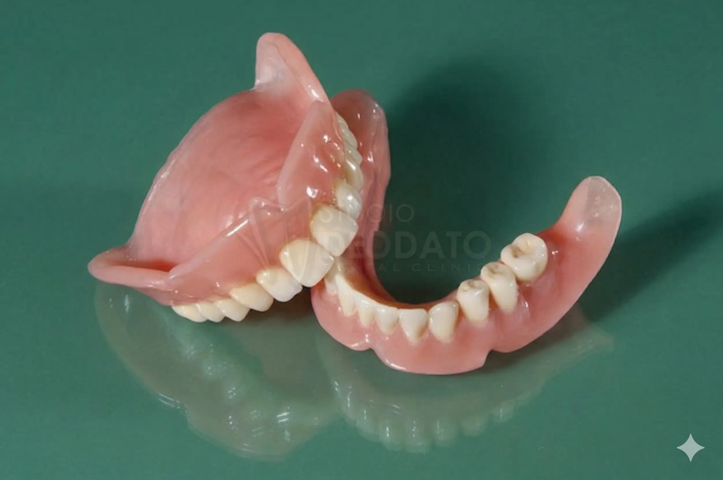 Sorriso Senior Felice con dentiera